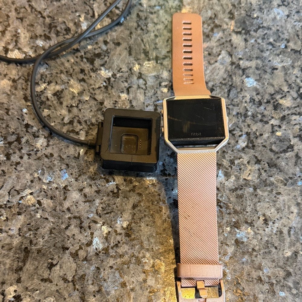 Fitbit Smartwatch with Charger & rose gold band (3750)